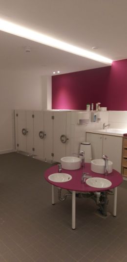 farbige wandgestaltung kita